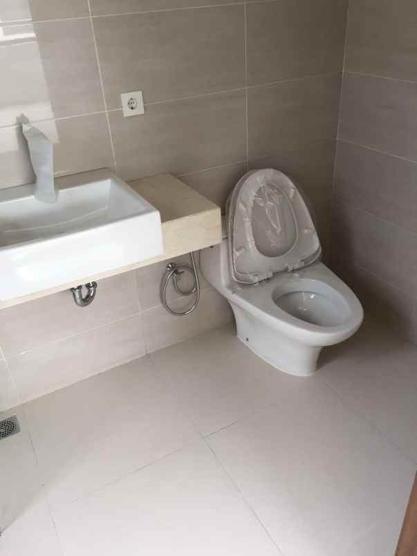 dijual rumah jalan raya sambikerep