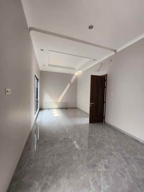 dijual rumah jalan taman internasional