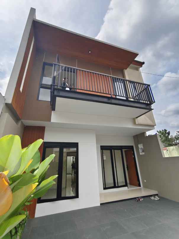 dijual rumah jalan turangga