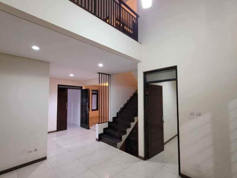 dijual rumah jl batununggal