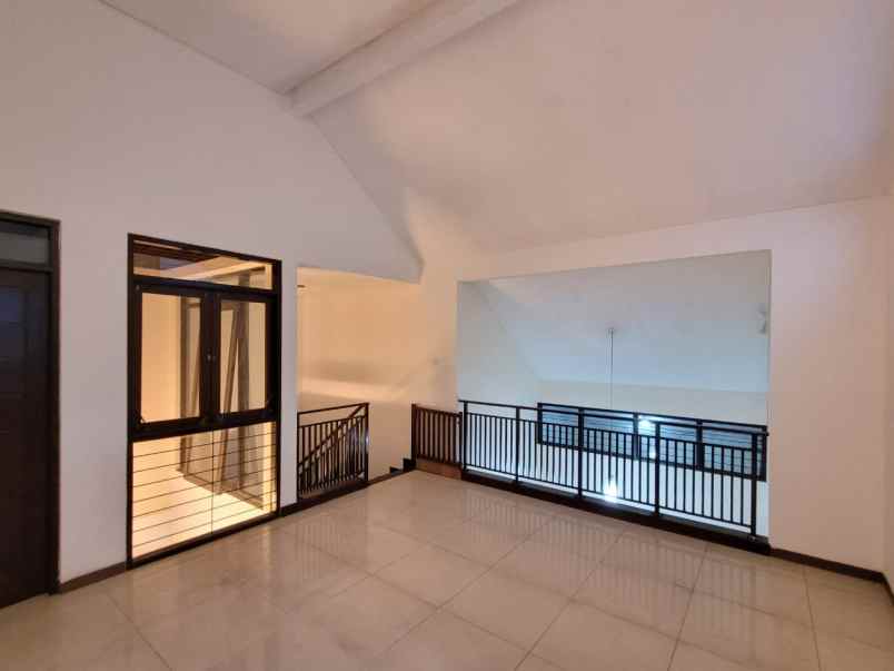 dijual rumah jl batununggal