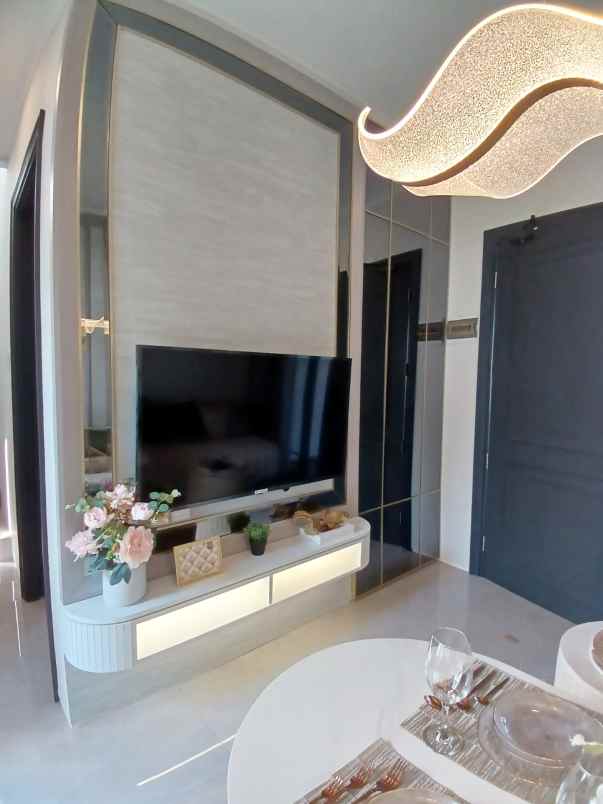 dijual rumah jl celebration boulevard