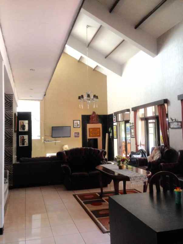 dijual rumah jl cibaligo cihanjuang kec