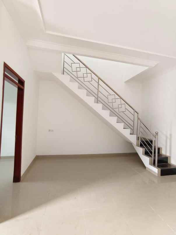 dijual rumah jl cisaranten kulon