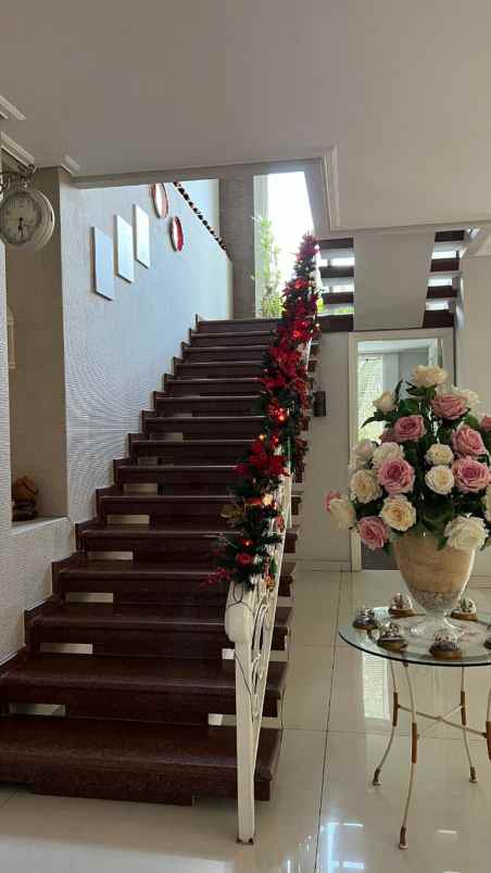 dijual rumah jl graha famili utara