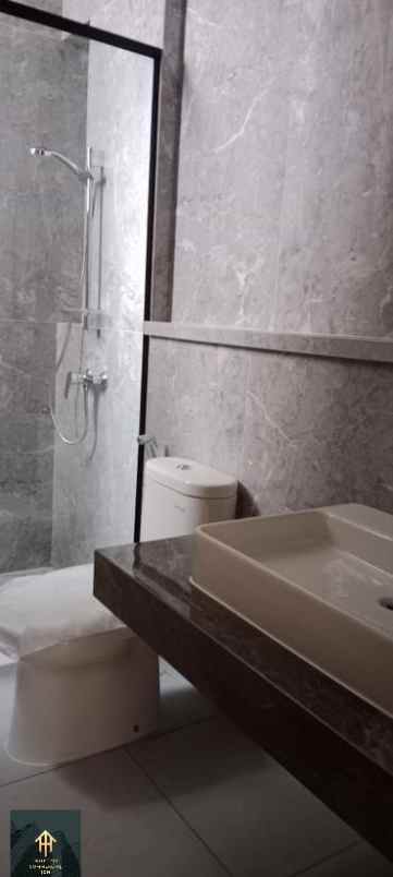 dijual rumah jl setraduta