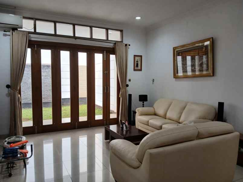 dijual rumah jl villa jakasetia cluster