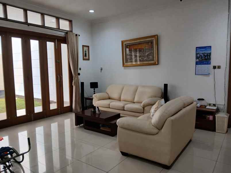 dijual rumah jl villa jakasetia cluster