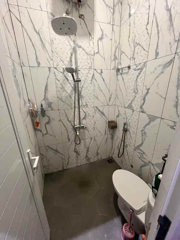 dijual rumah jln tanah baru beji depok