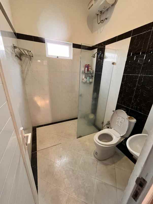 dijual rumah jln tanah baru beji depok