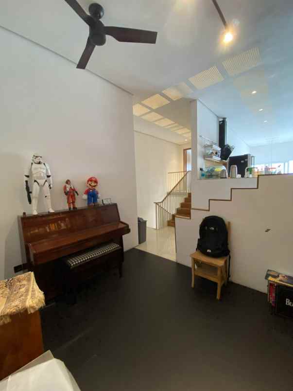 dijual rumah kayu putih