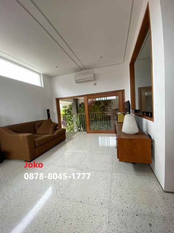 dijual rumah kayu putih