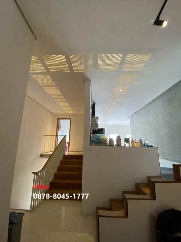 dijual rumah kayu putih