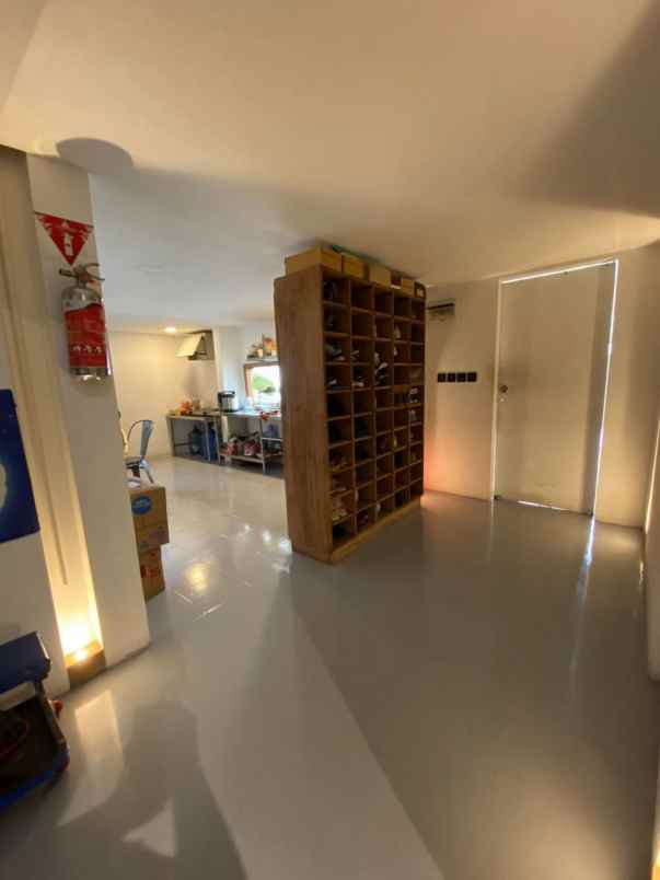 dijual rumah kayu putih