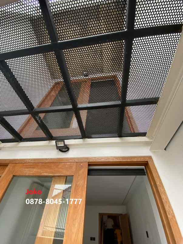 dijual rumah kayu putih