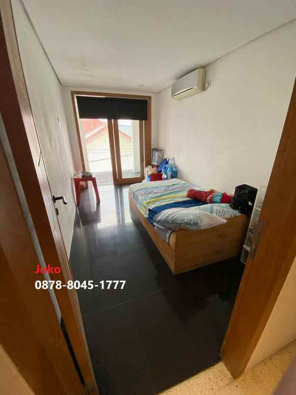 dijual rumah kayu putih