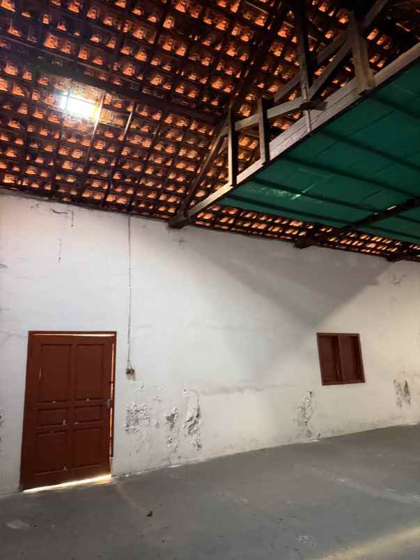 dijual rumah kedung cowek