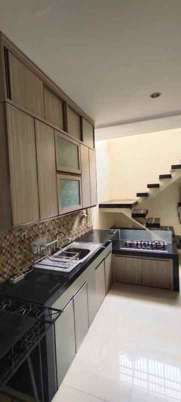 dijual rumah komplek besar parakan mas