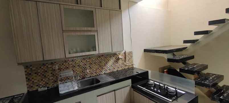 dijual rumah komplek besar parakan mas