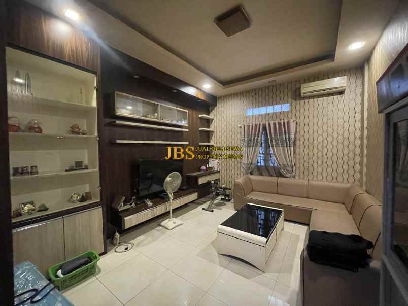 dijual rumah komplek karya town house