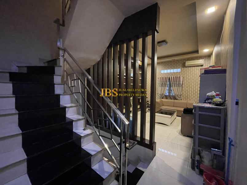 dijual rumah komplek karya town house