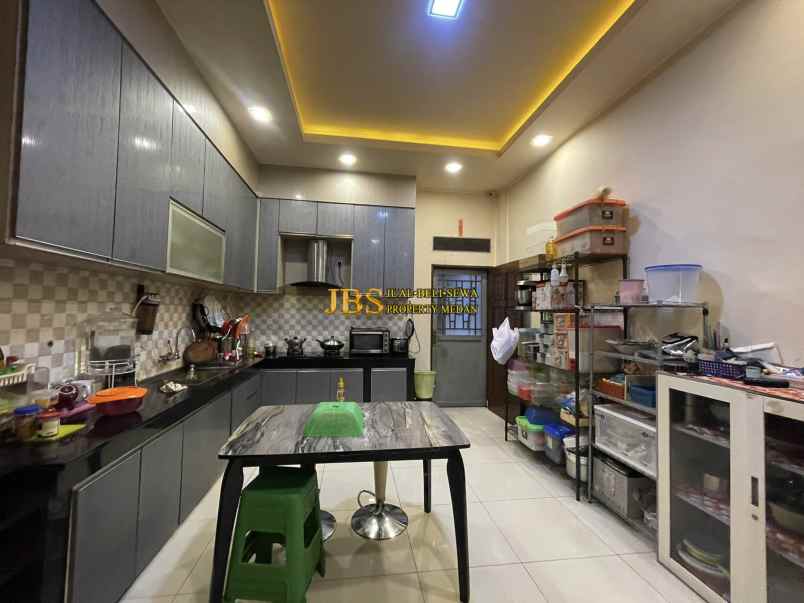 dijual rumah komplek karya town house