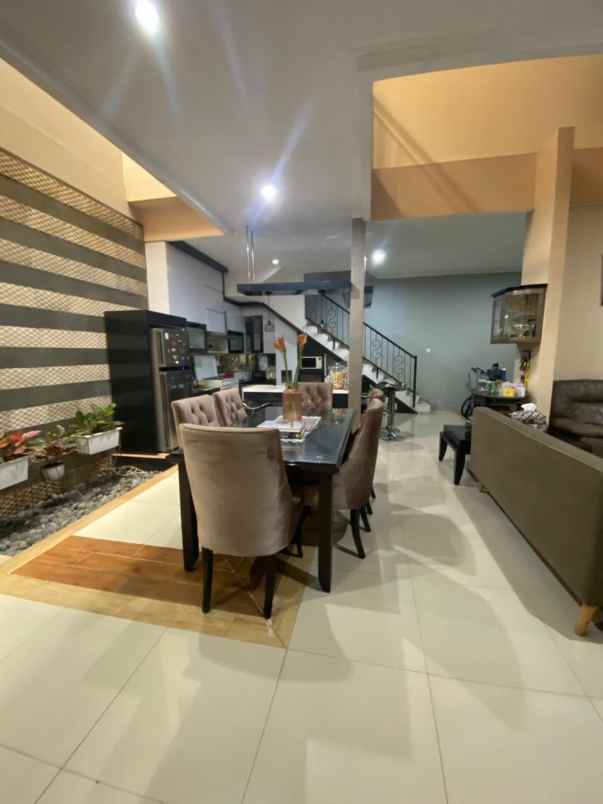 dijual rumah komplek mitra dago
