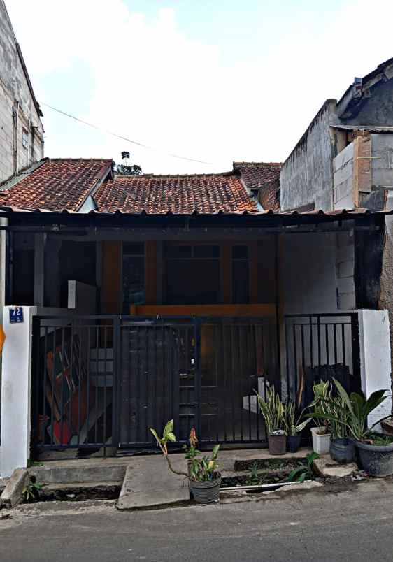 dijual rumah komplek sariwangi