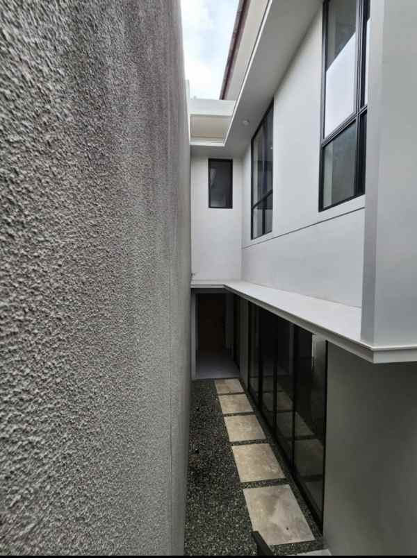 dijual rumah komplek setra duta cluster