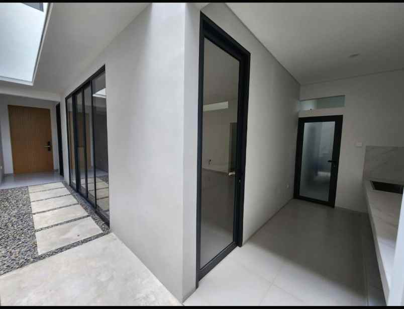 dijual rumah komplek setra duta cluster