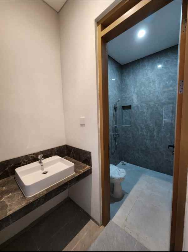 dijual rumah komplek setra duta cluster