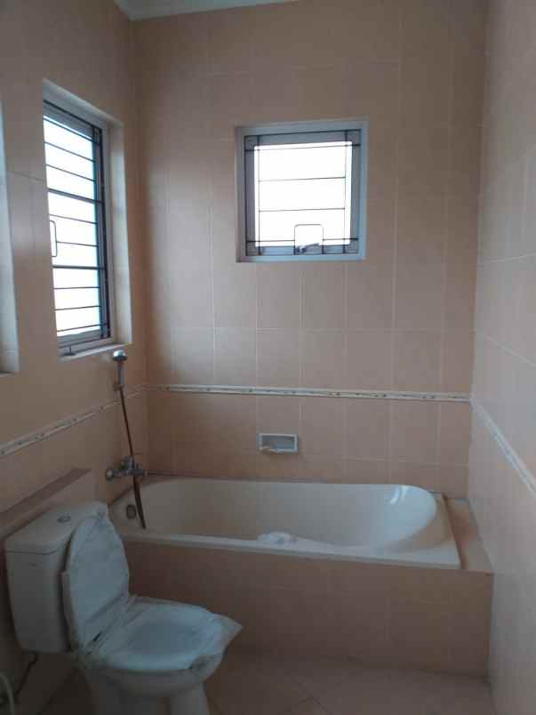 dijual rumah kota wisata cluster sazl burg