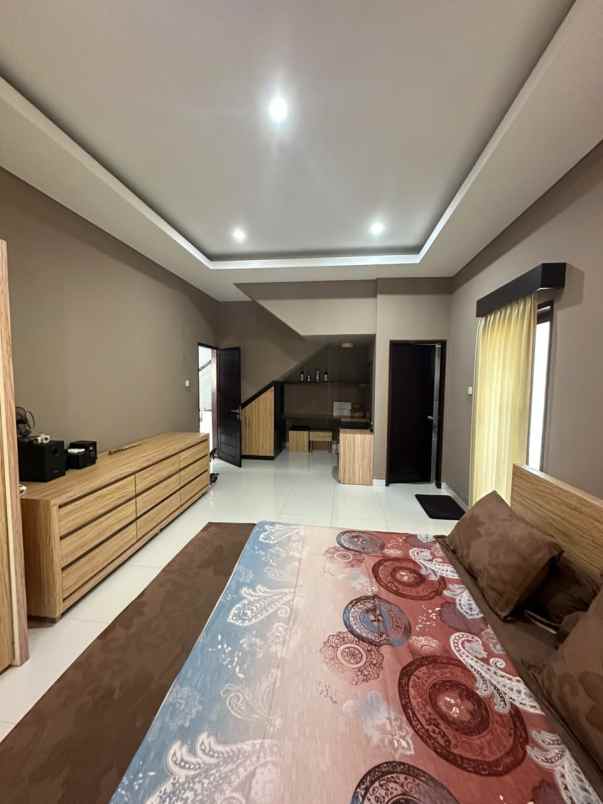 dijual rumah lantai 2 lokasi jalan tukad barito renon