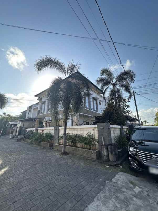 dijual rumah lantai 2 lokasi jalan tukad barito renon