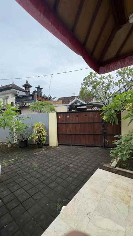 dijual rumah lokasi jalan kedonganan badung