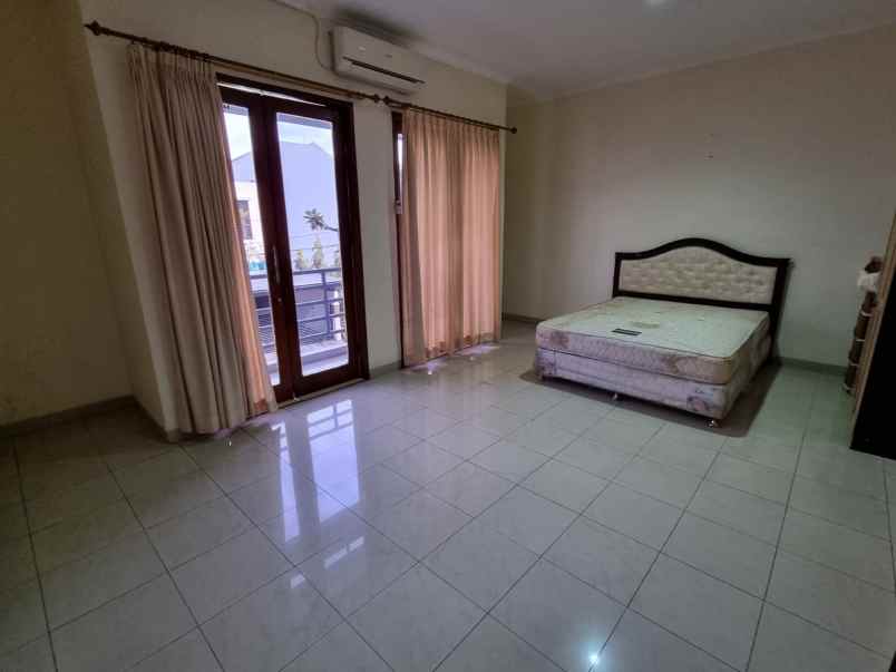 dijual rumah meruya utara