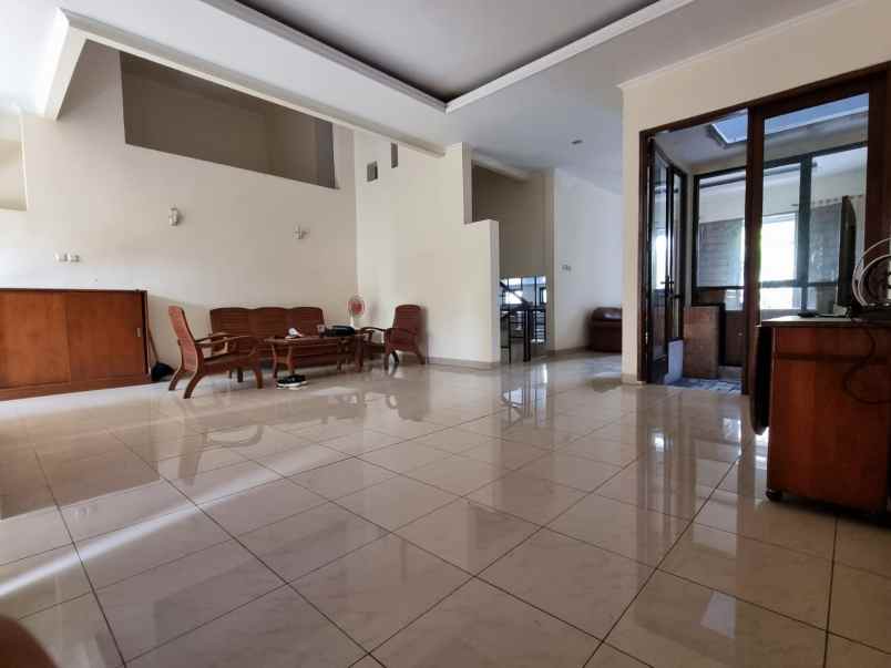 dijual rumah meruya utara