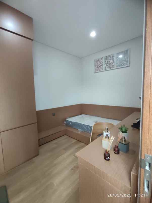 dijual rumah mewah 2 lantai lokasi di limo depok