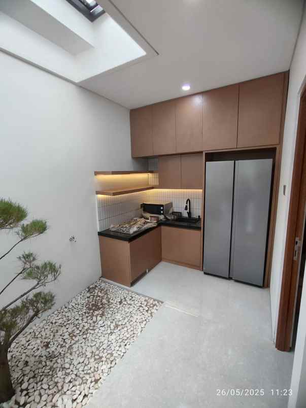 dijual rumah mewah 2 lantai lokasi di limo depok