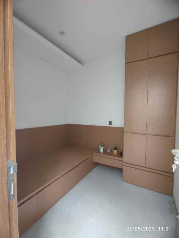 dijual rumah mewah 2 lantai lokasi di limo depok