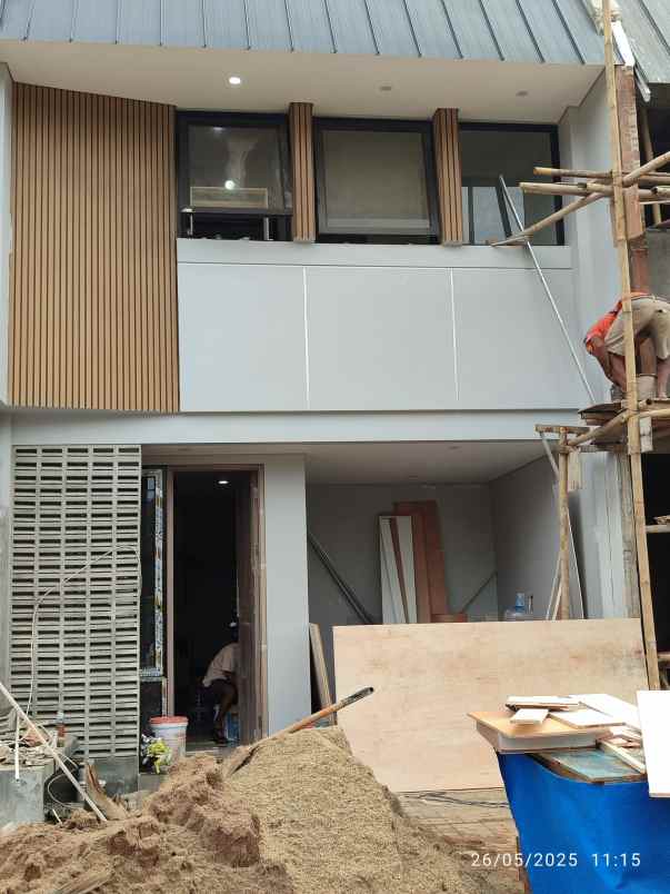 dijual rumah mewah 2 lantai lokasi di limo depok