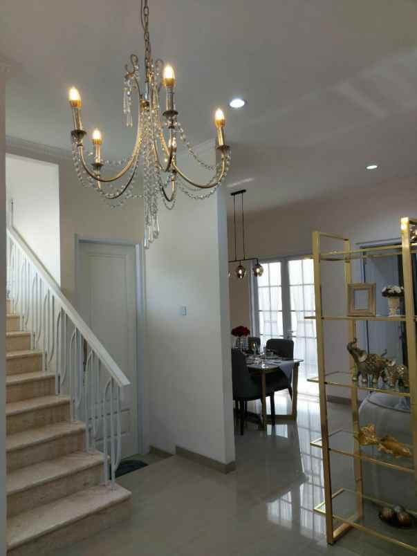 dijual rumah mewah lokasi strategis di cirendeu