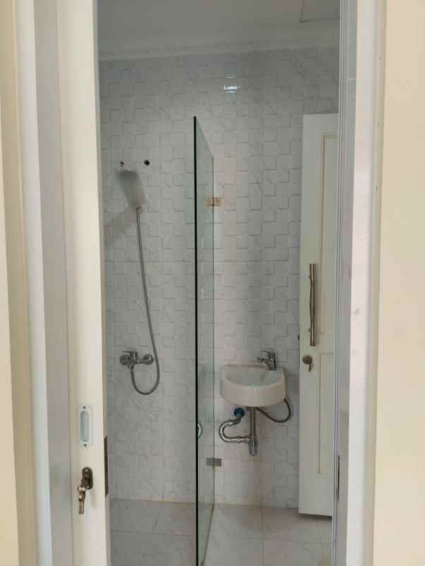 dijual rumah mewah lokasi strategis di cirendeu