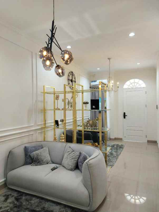 dijual rumah mewah lokasi strategis di cirendeu