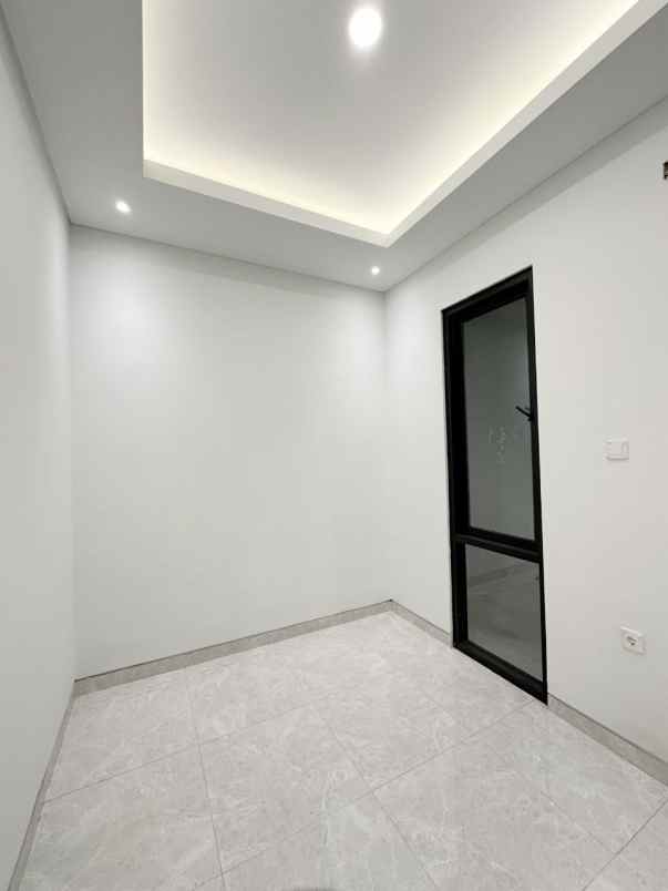 dijual rumah nirwana eksekutif