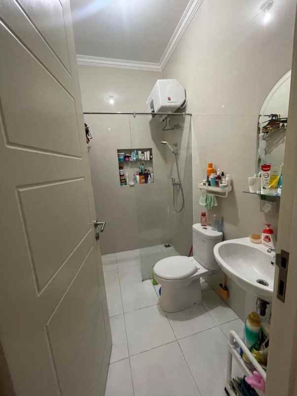 dijual rumah pakuwon city