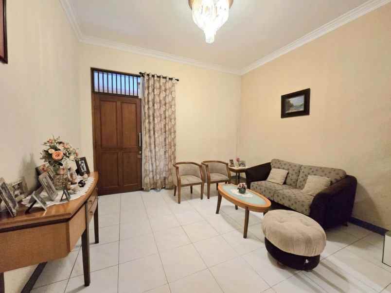 dijual rumah pakuwon city