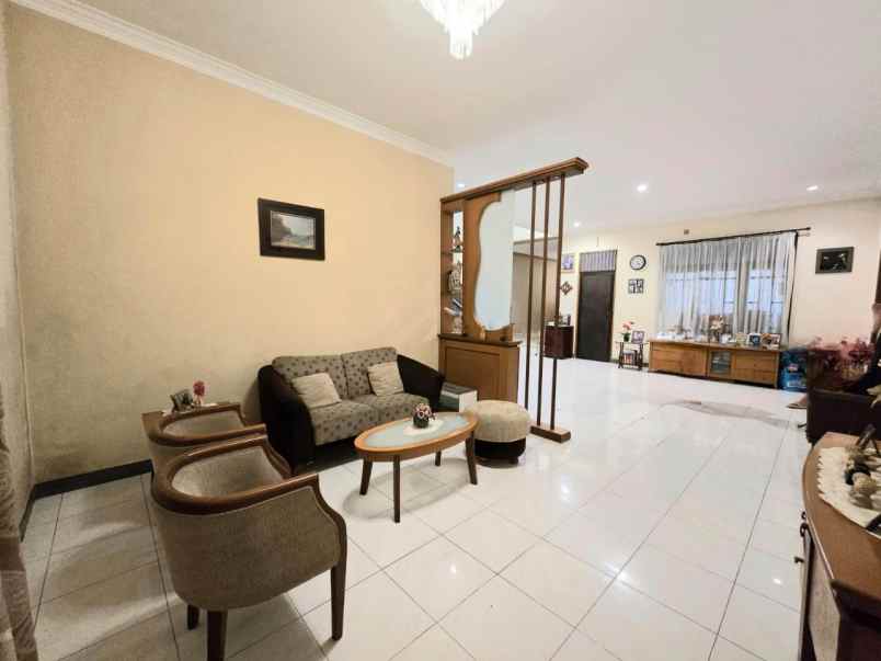 dijual rumah pakuwon city