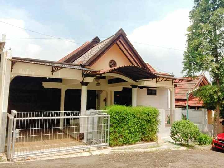 dijual rumah perum vila aster