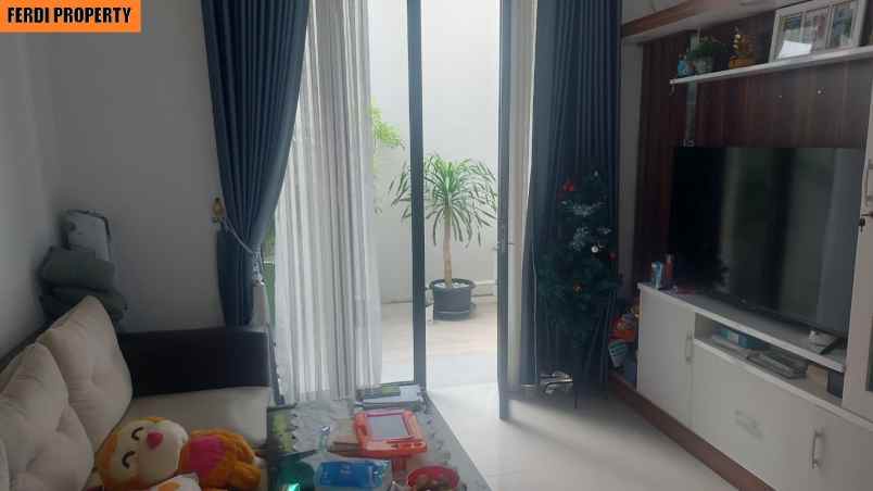 dijual rumah perumahan metland transyogie